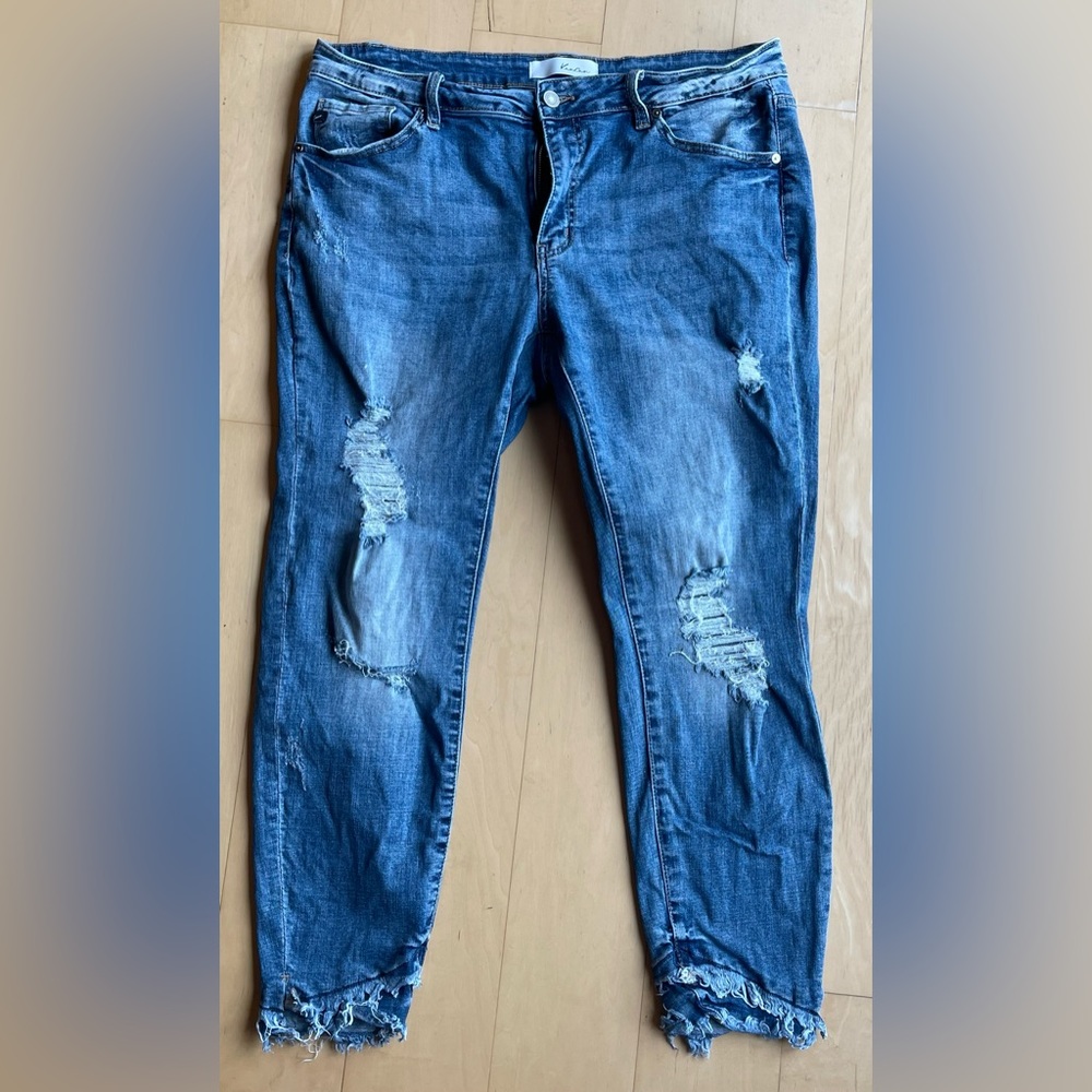 Excellent Used Condition Kancan Distressed cropped jeans. Size XL